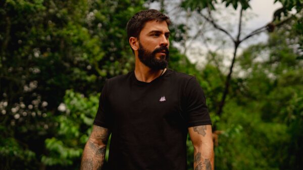 Camiseta para Hombre Cuello Redondo Negra 95% algodón - Image 3