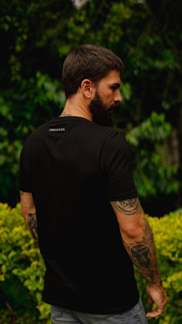 Camiseta para Hombre Cuello Redondo Negra 95% algodón - Image 4