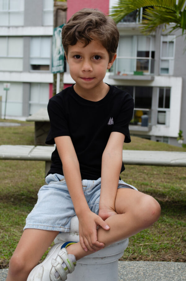 Camiseta para niño Cuello Redondo Negro 95% algodón - Image 2